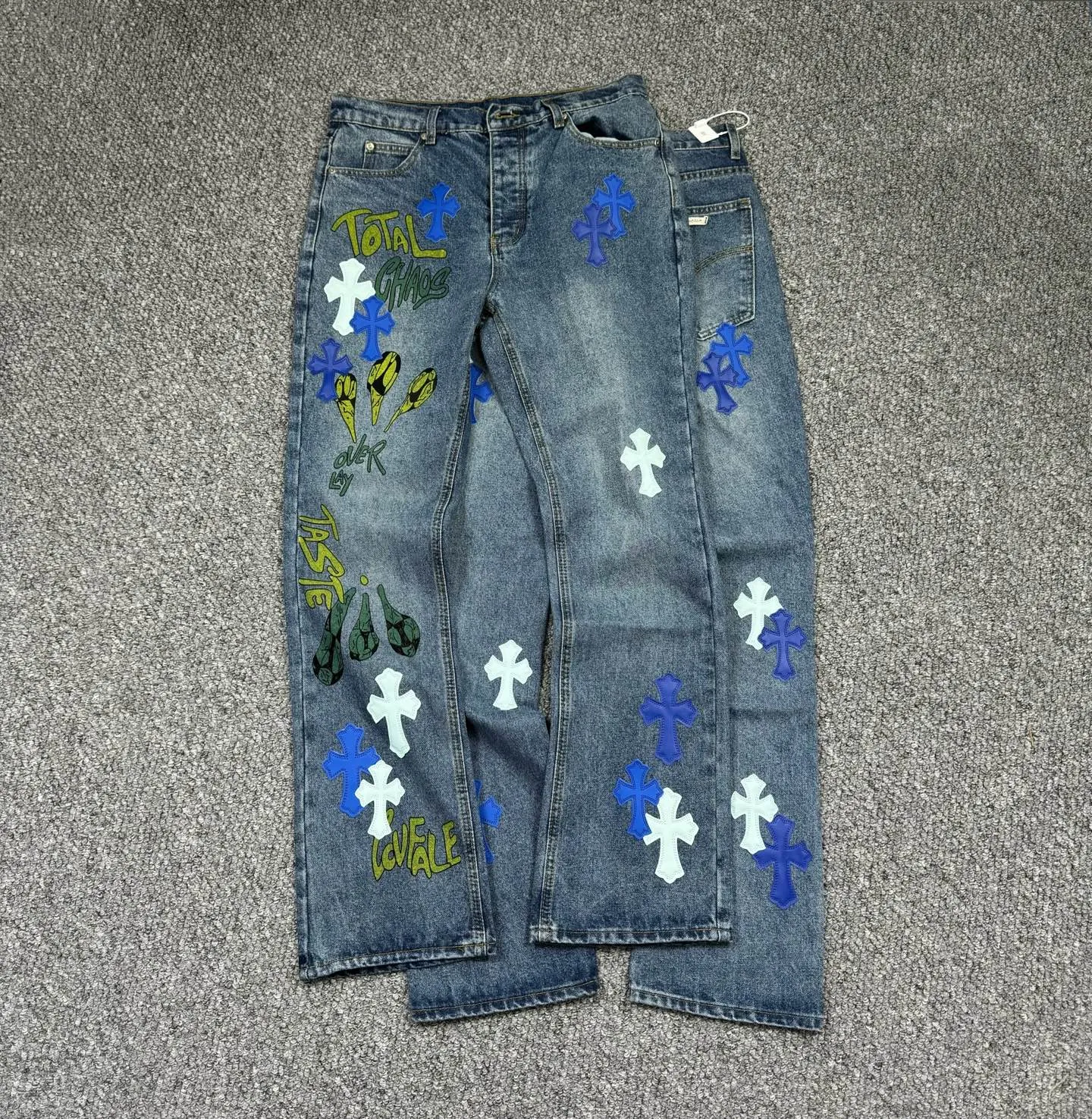 P260 Style No.: H885 Crow Heart & 𝐂𝐡𝐫𝐨𝐦𝐞 𝐇𝐞𝐚𝐫𝐭 ss25 new graffiti letters blue and white cross leather couple style loose washed micro-flared jeans. Styles with different washed textures are very friendly to people with thin legs. The micro-flared version perfectly modifies the leg shape. The timeless and moderate length makes it easy to match and match. It is the basis for various styles and is a must-have in your wardrobe! The fabric is stiff but also makes the upper body soft without losing texture. The washing process is even more perfect. It is a must-have item for everyone! ! ! Washed wheat, hang tag, pants label, three labels complete Color: blue Size: 28-30-32-34-36